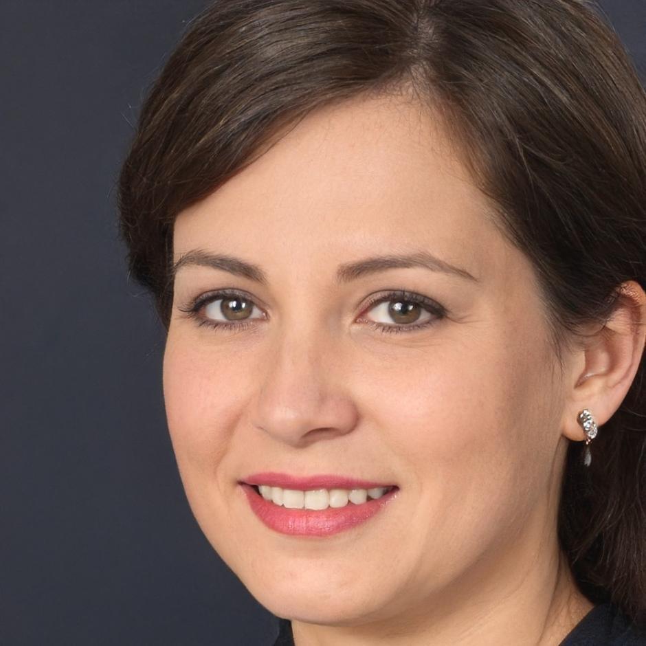 Portrait of Aoife Ní Bhriain, operations and growth advisor at Anavolur